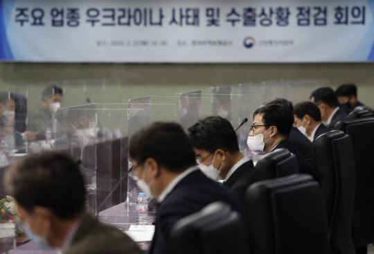 22일 오후 종로구 한국무역보험공사에서 열린 '주요 업종 우크라이나 사태 및 수출상황 점검회의'에서 여한구(왼쪽 4번째) 통상교섭본부장이 발언을 하고 있다. <연합뉴스>